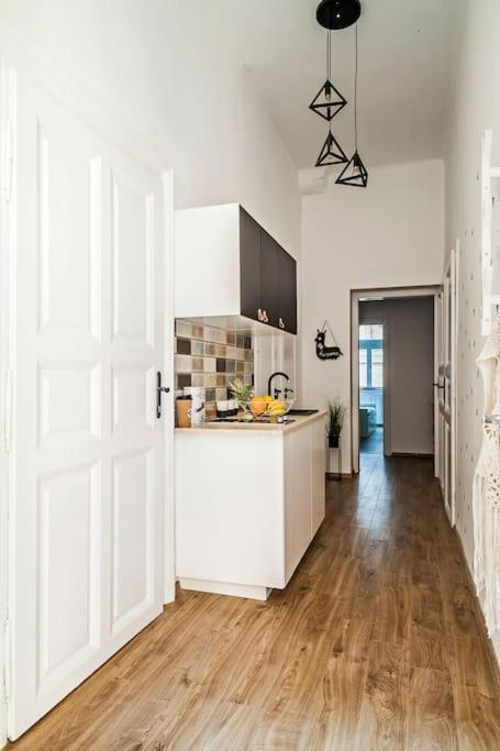 Апартаменти Lovely Flat In The Heart Of *