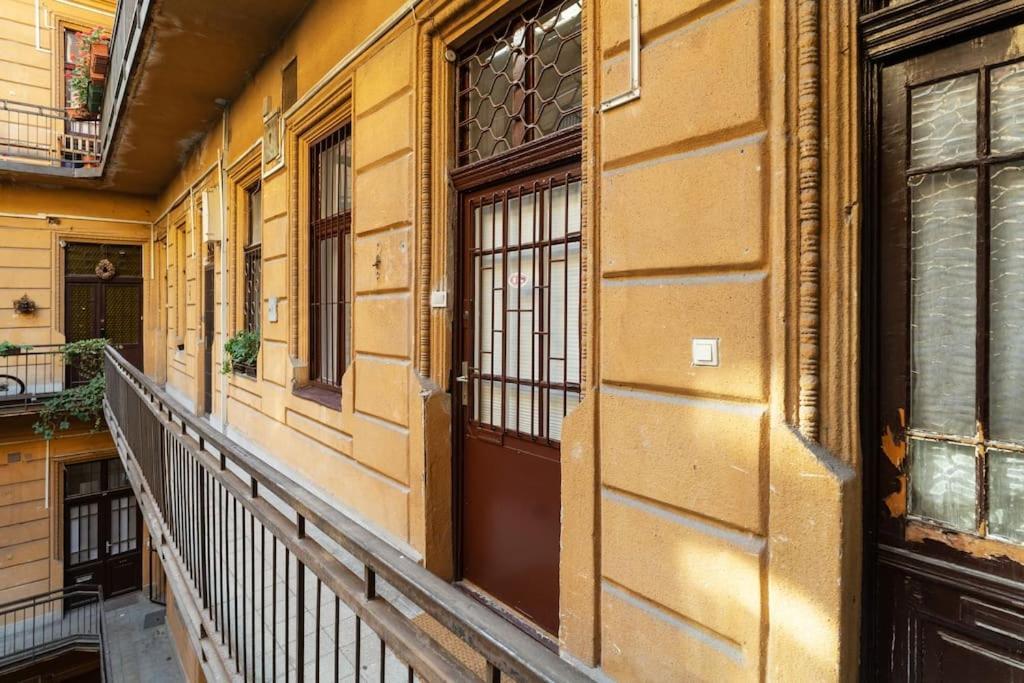 Апартаменти Lovely Flat In The Heart Of