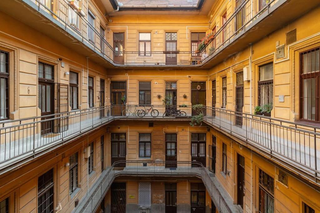 Апартаменти Lovely Flat In The Heart Of Будапешт