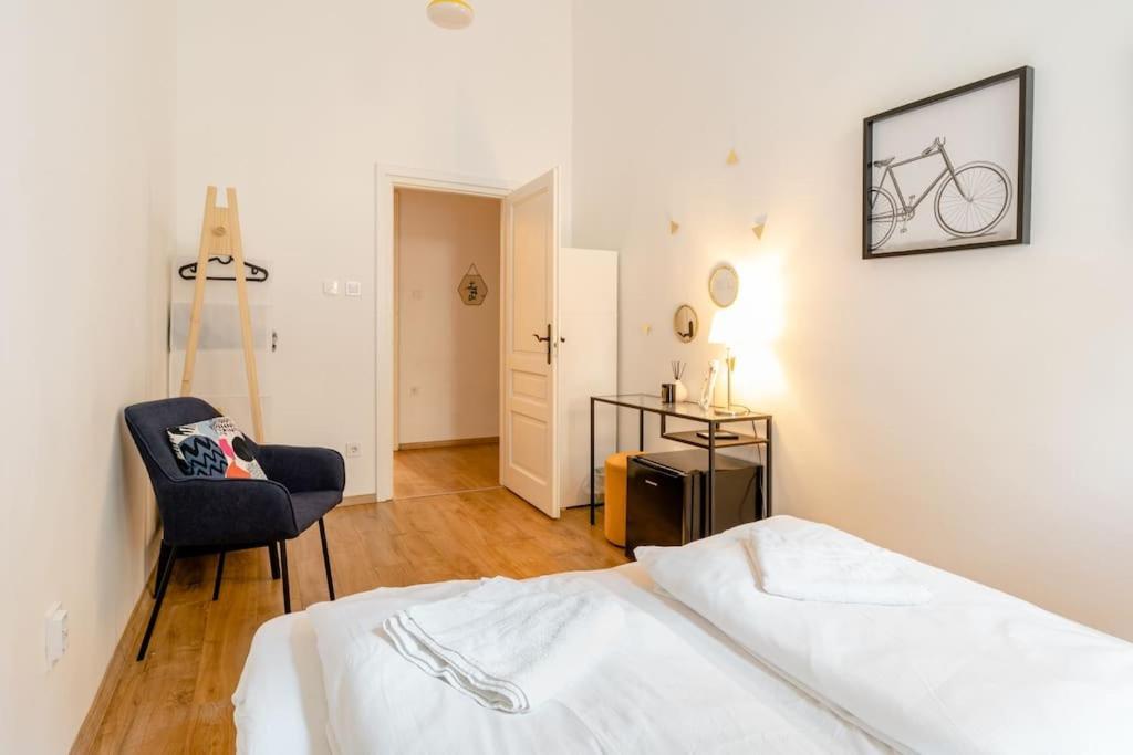 Апартаменти Lovely Flat In The Heart Of *
